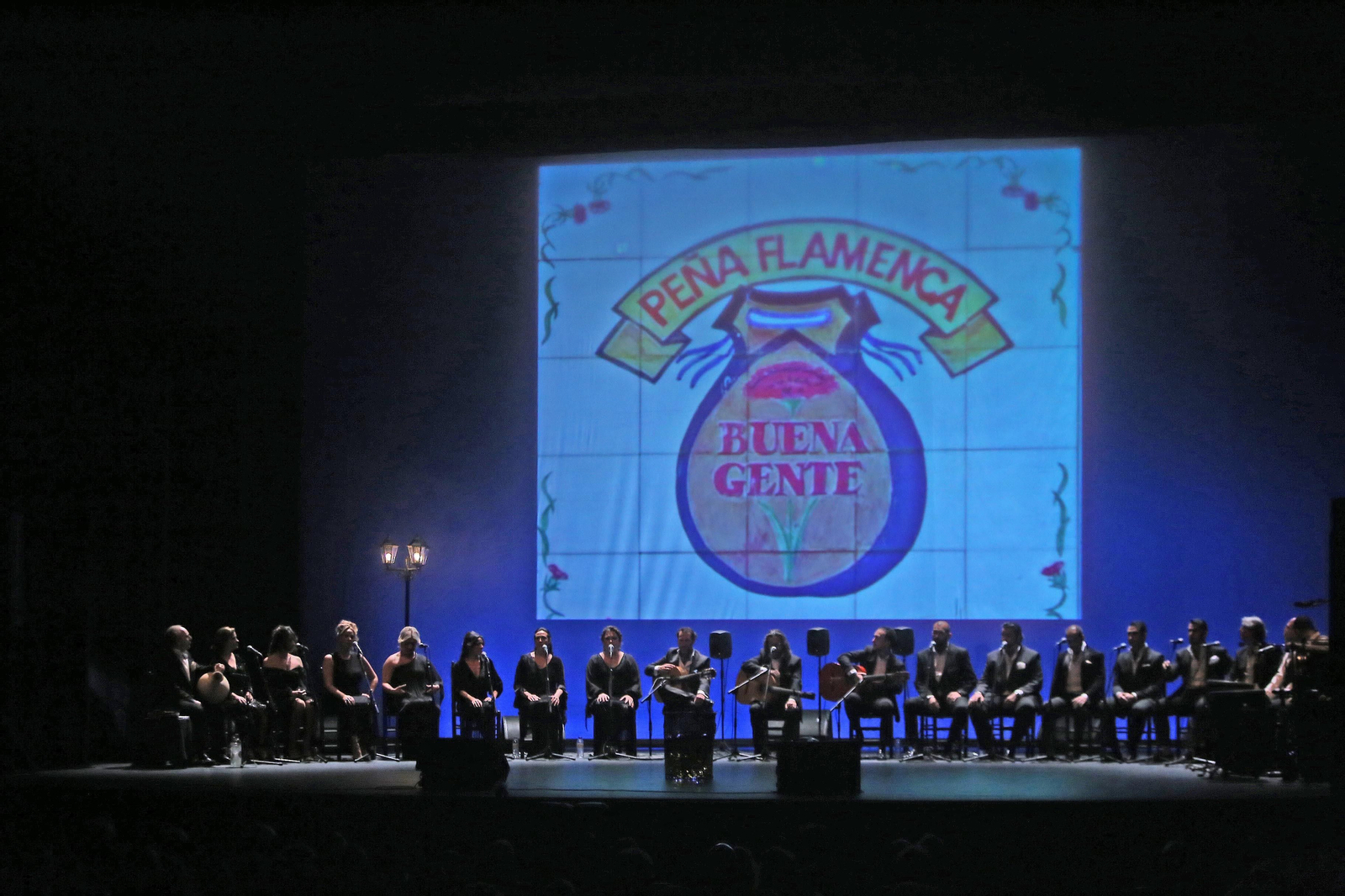 Una imagen del paso de la Buena Gente por el Villamarta.