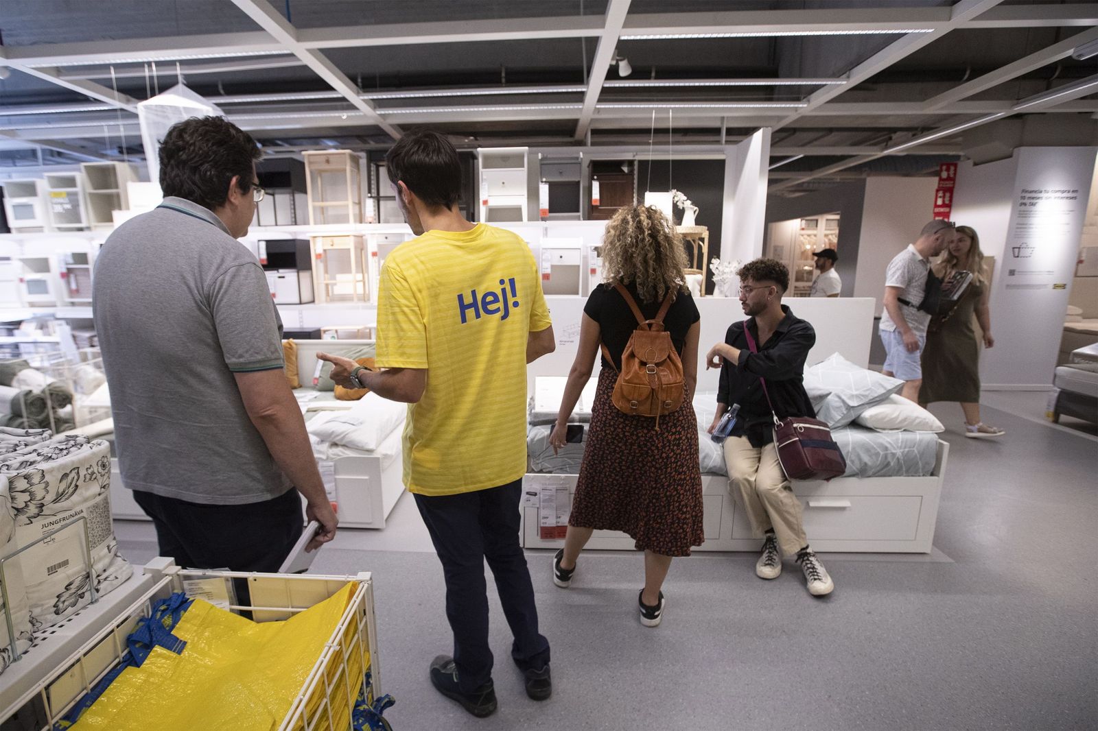 Clientes en el interior de IKEA.