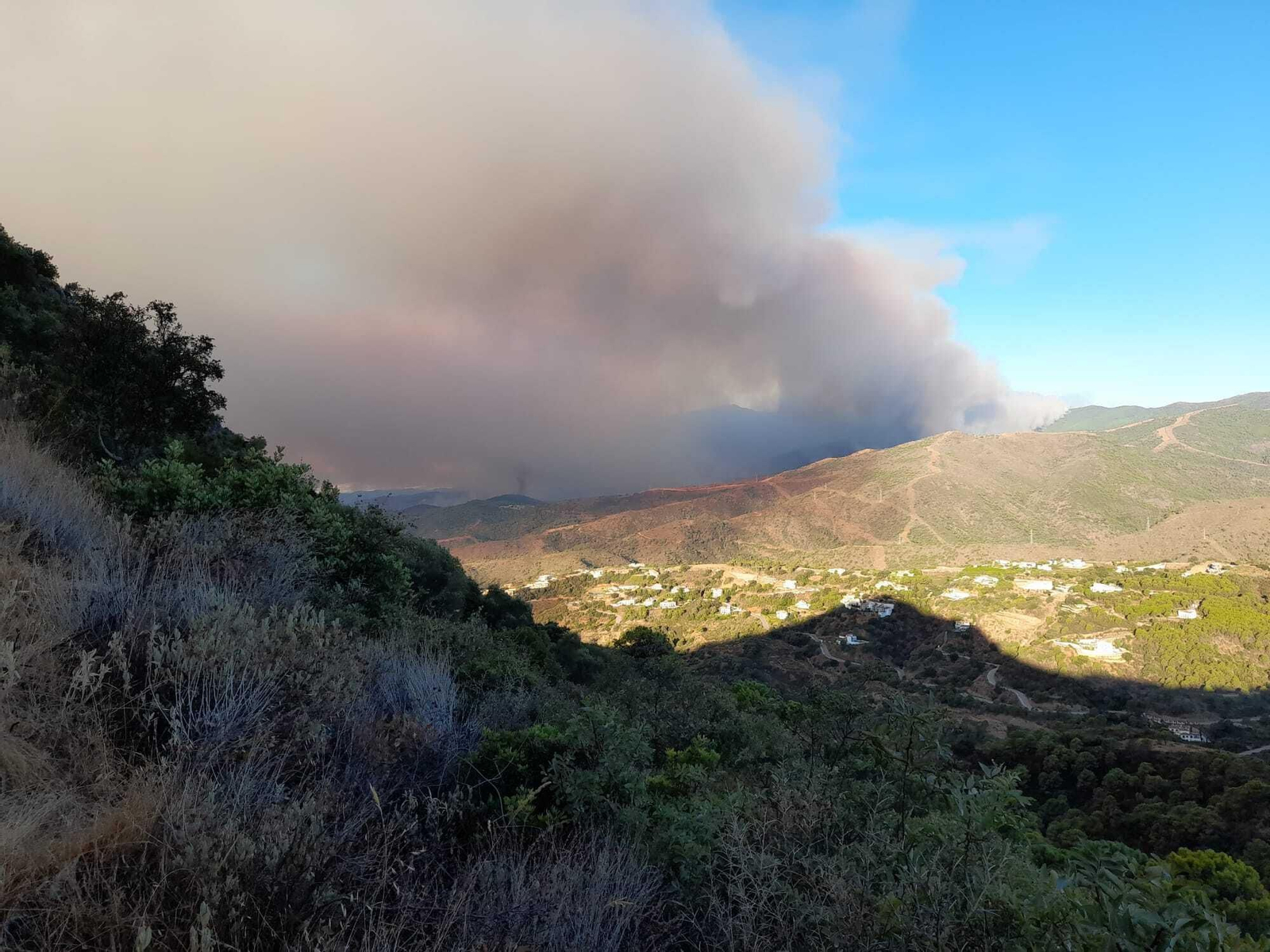 El incendio se extiende a Benahavís