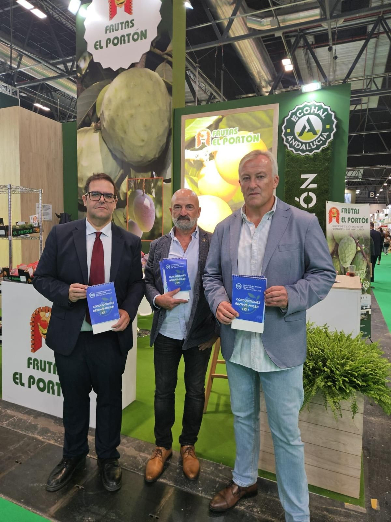 Los regantes reparten almanaques pidiendo las canalizaciones de Rules