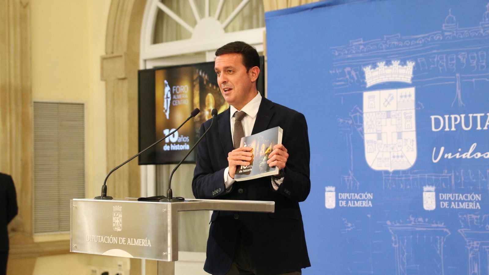 El presidente de la Diputación muestra el libro editado