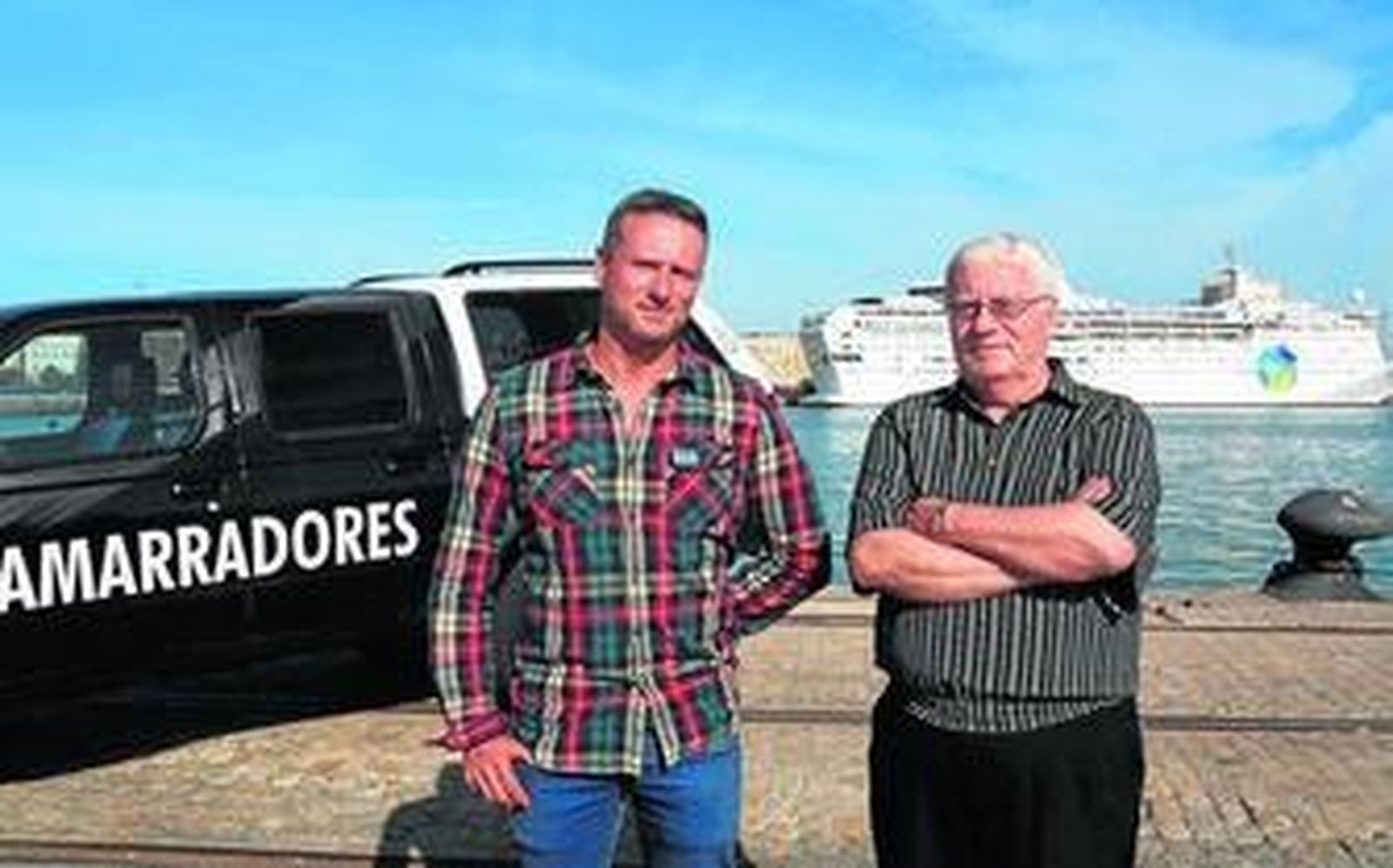 Juan de Dios Pérez (a la derecha), junto a su hijo Eduardo, dos generaciones de amarradores del puerto de Cádiz.