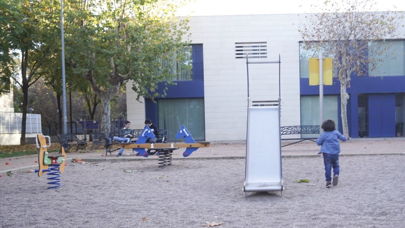 Los parques infantiles apenas cuentan con sombras.