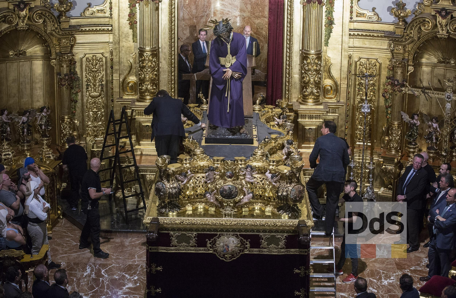 La subida del Señor del Gran Poder a su paso