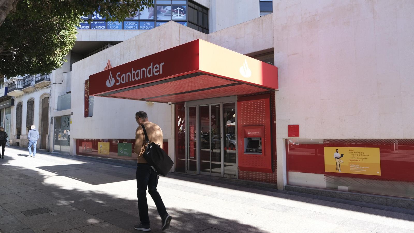Sede del Banco Santander en el Paseo de Almería.