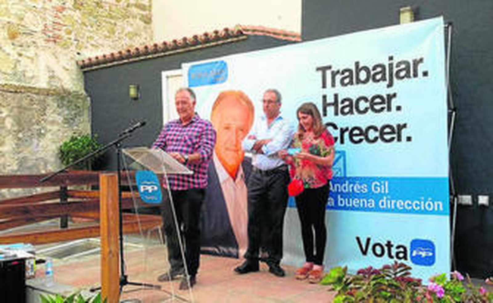 Gil, Oliveros y Santos, ayer en un local de Tarifa.