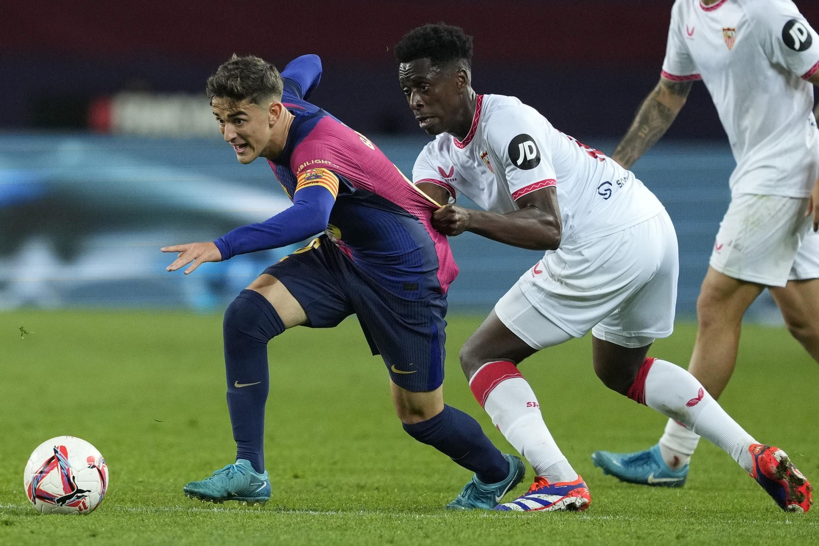 Lokonga agarra al reaparecido Gavi.