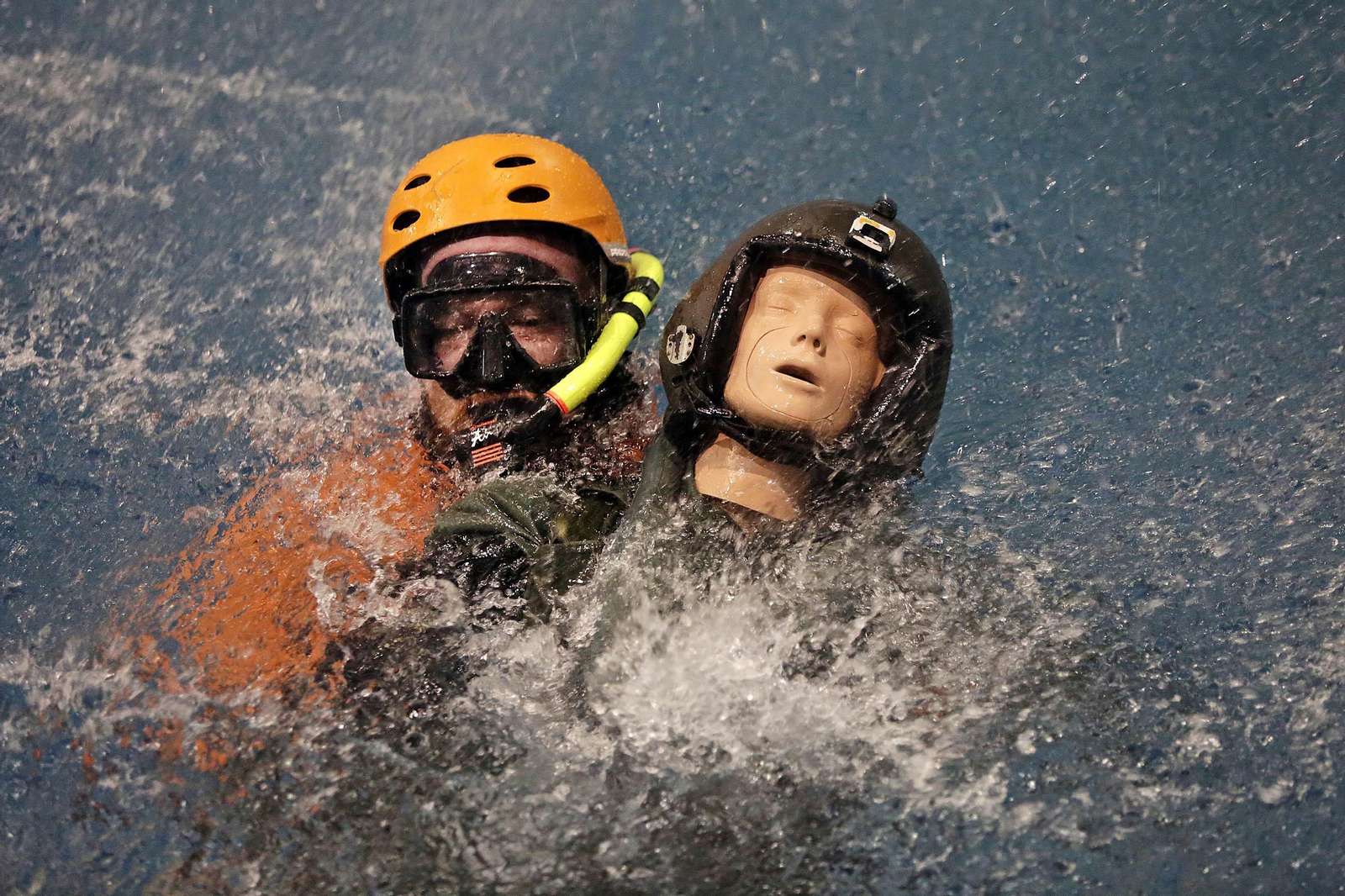 Una jornada de entrenamiento en el simulador de rescates en el mar de la Armada