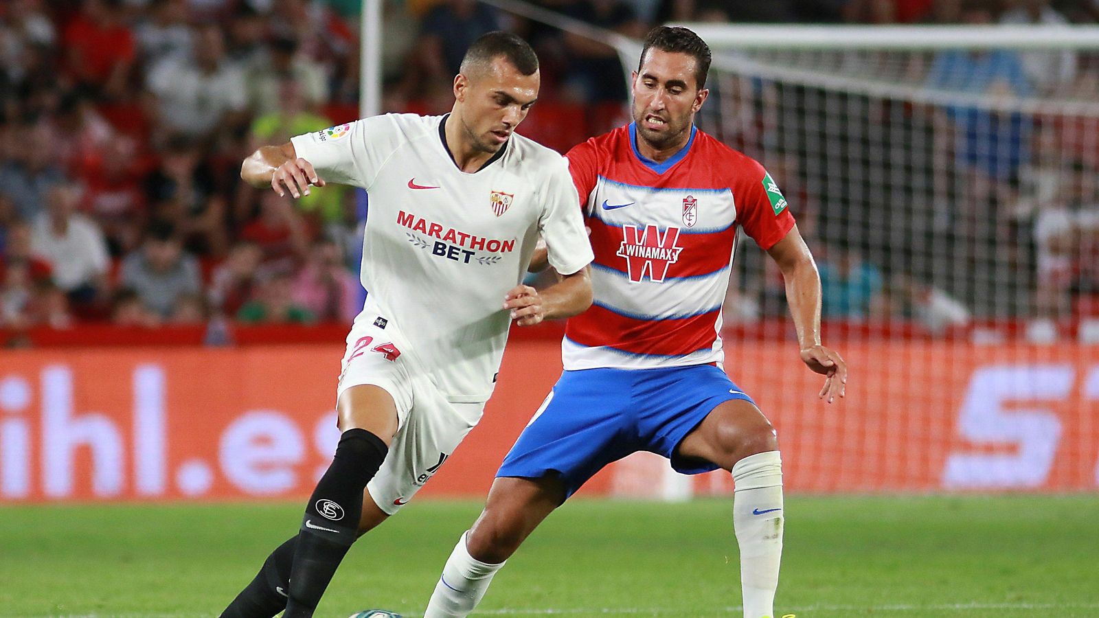 Joan Jordán conduce la pelota ante Montoro en el Granada-Sevilla.