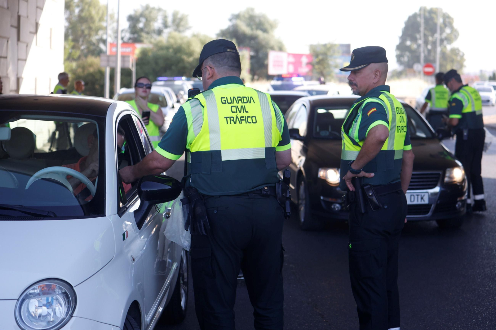 En imágenes, la campaña "No corras, no bebas, no cambies de rueda", de la Guardia Civil, DGT y Aspaym Córdoba.