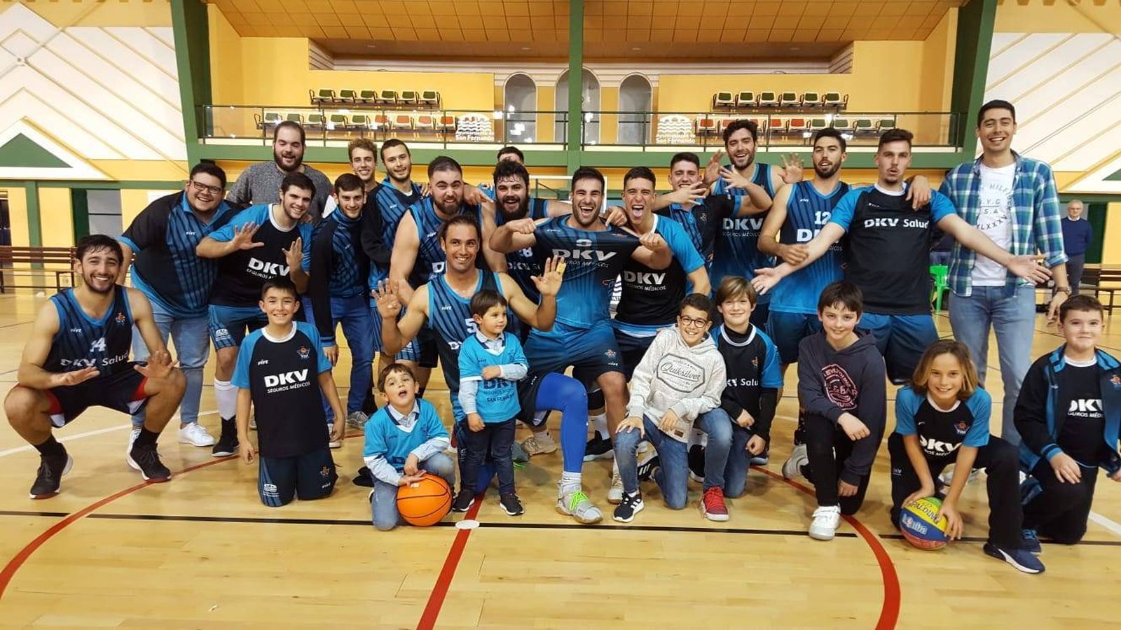 Los jugadores del DKV San Fernando posan con chavales de la cantera.