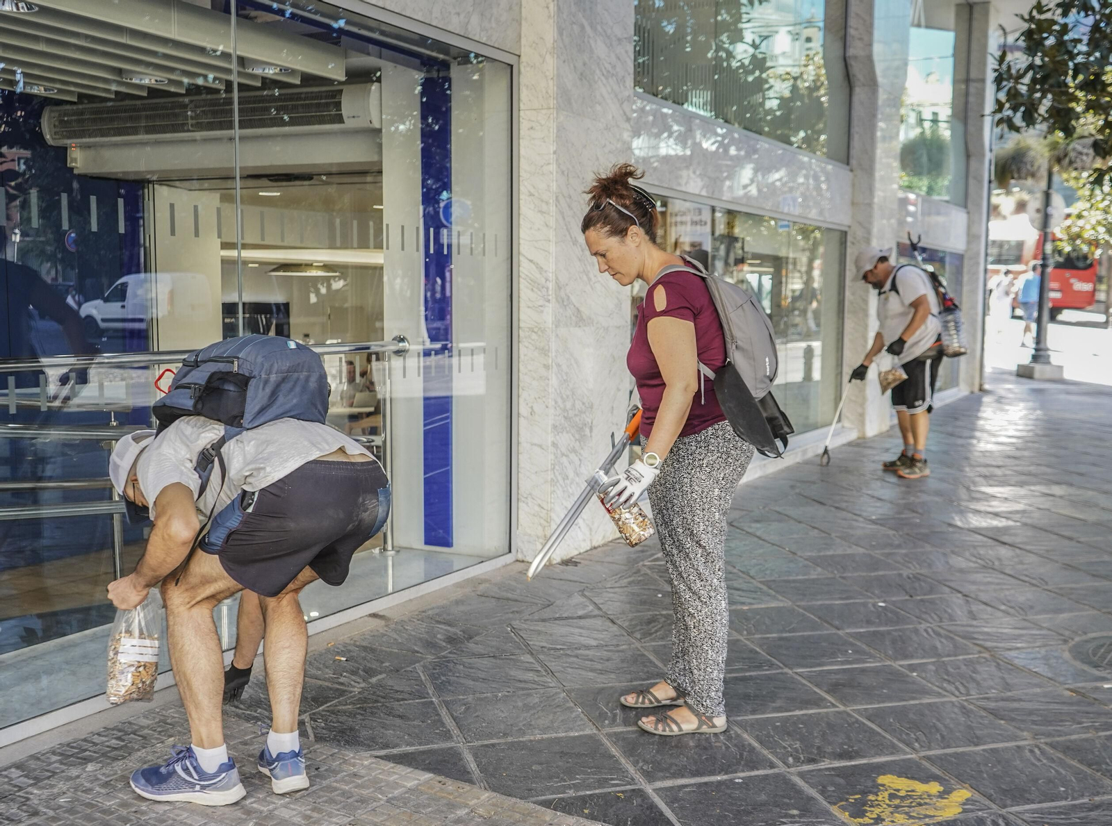 Así ha sido la jornada de concienciación y limpieza 'Granada no es un cenicero'