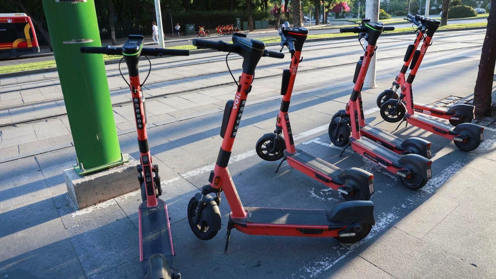 Patinetes eléctricos de la marca Voi en el centro de Sevilla.