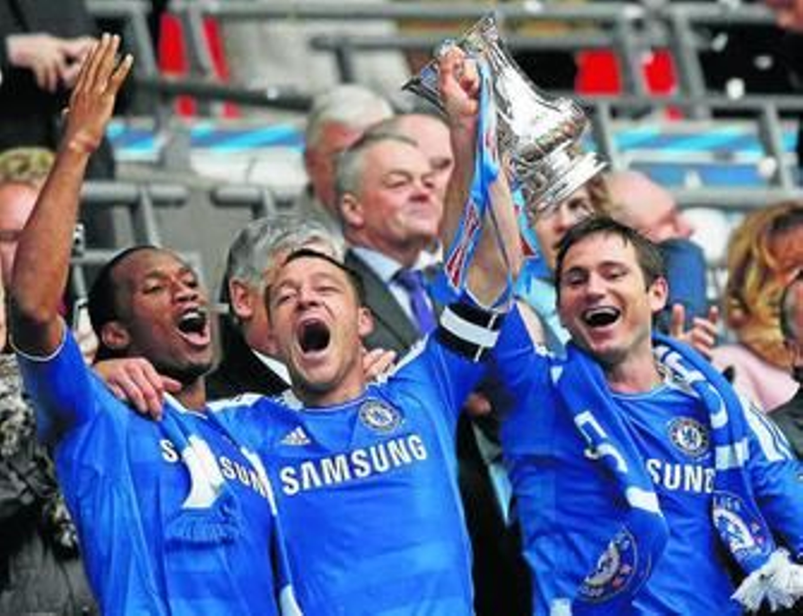 Didier Drogba, Terry y Lampard, en el momento de recoger la Copa ayer en Wembley.