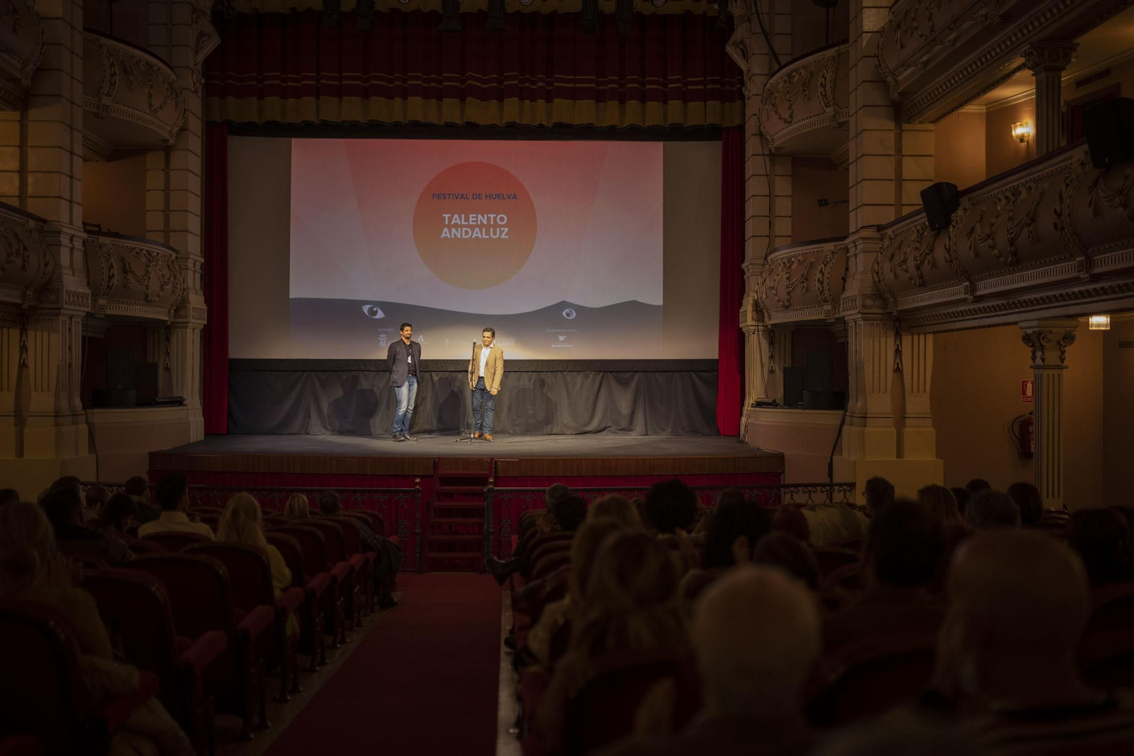 Imágenes de la proyección de  'Algo Salvaje. La historia de Bambino' de Paco Ortiz