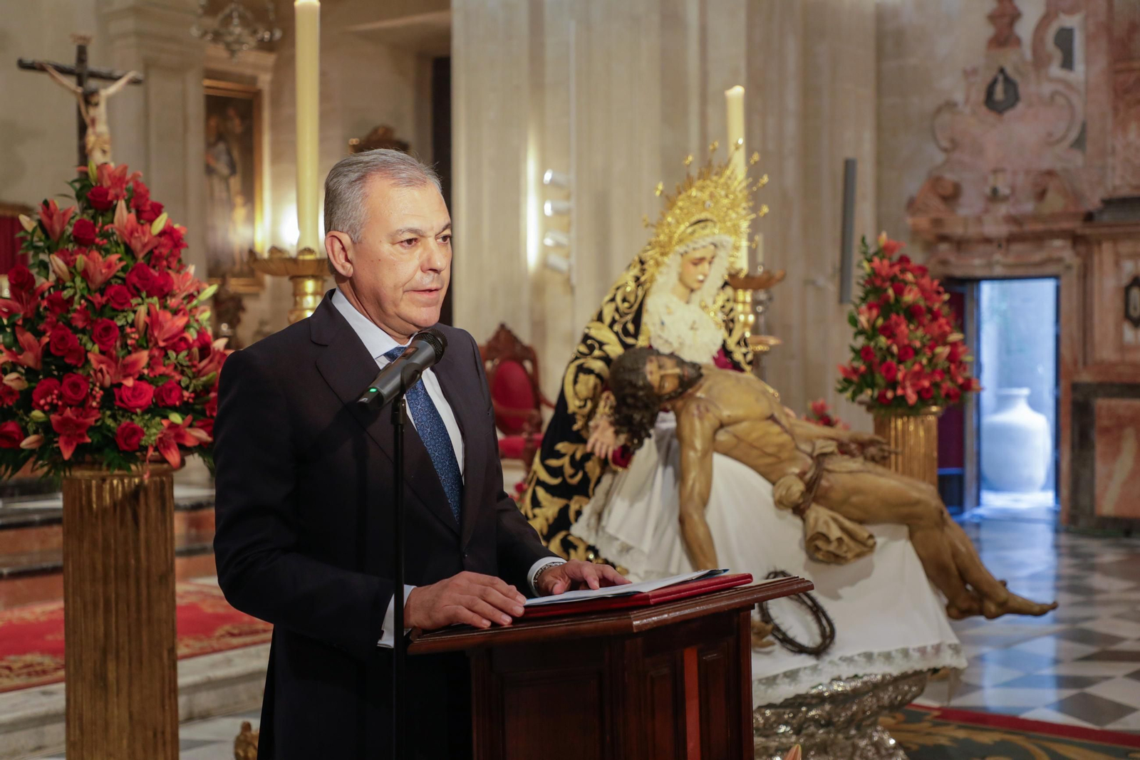 Besamanos extraordinario de la Virgen de la Piedad del Baratillo en el Sagrario con motivo de su coronación, donde el Alcalde, José Luis Sanz, le ha impuesto la réplica de la medalla de la ciudad