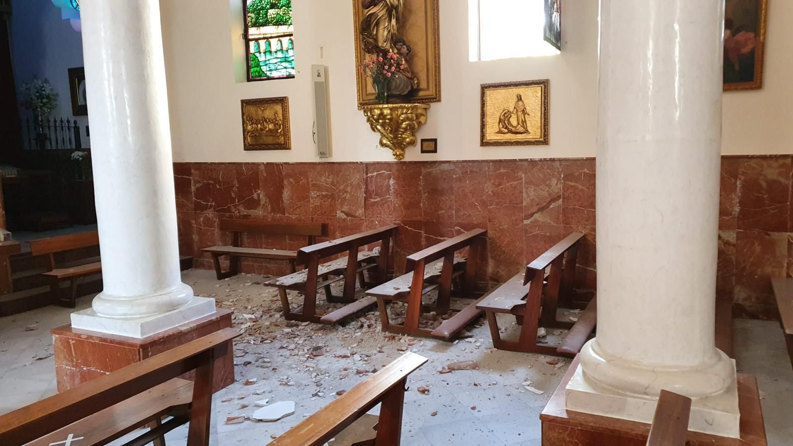 Los escombros del falso techo que se ha desprendido en el interior de la iglesia del Rosario en Fuengirola.