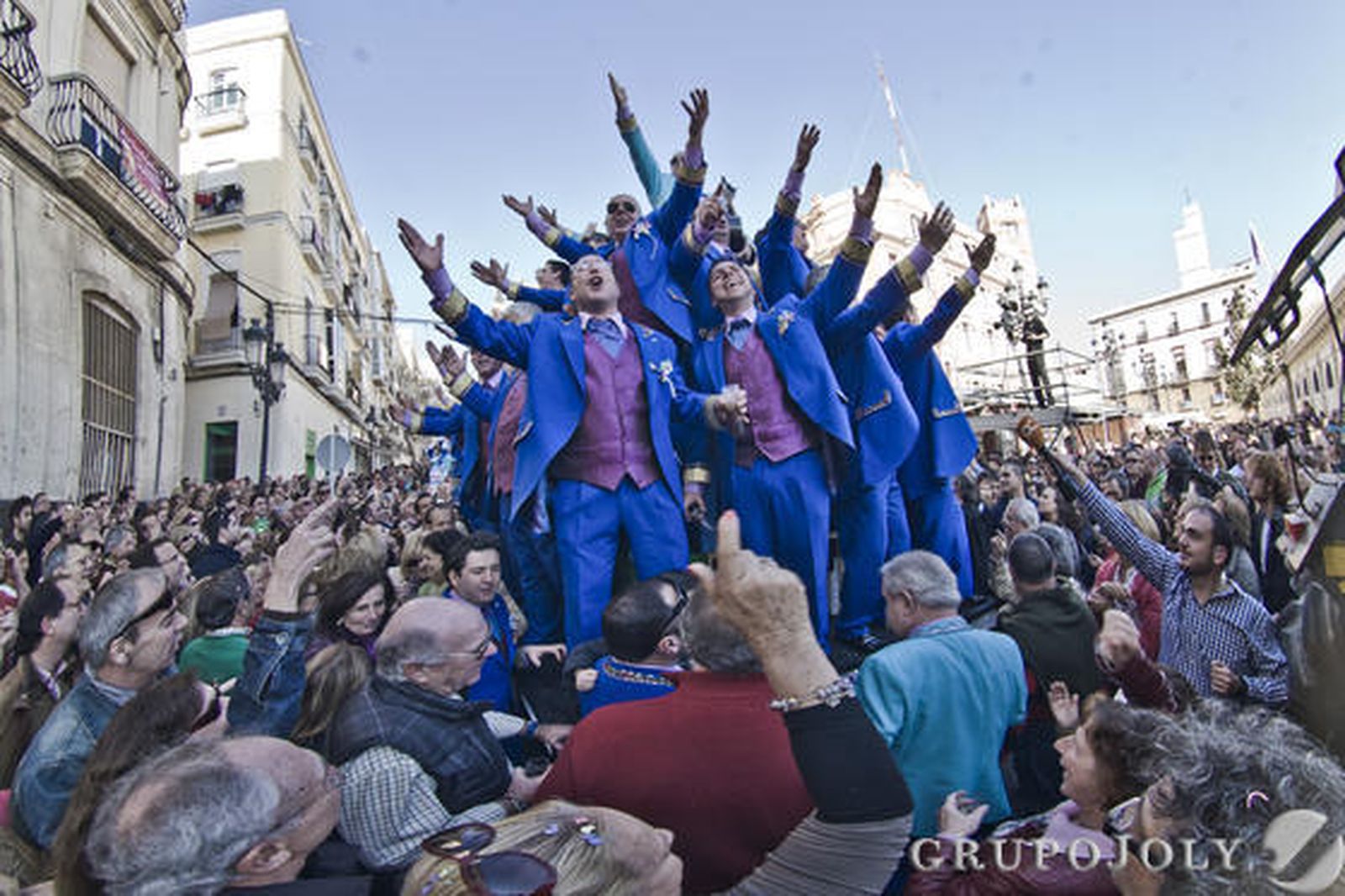 Las calles se llenan de agrupaciones oficiales e ilegales que reciben el aplauso de aficionados que logran disfrutar de una fiesta menos concurrida que la del domingo

Foto: Julio Gonzalez