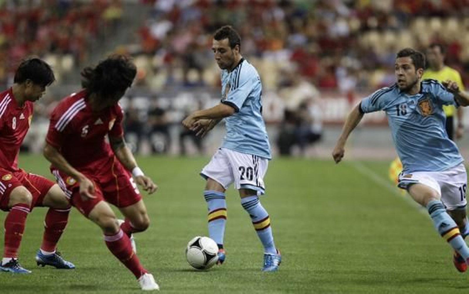 España vence a China gracias a la chispa y la magia de Silva e Iniesta en el último amistoso antes de la Eurocopa.

Foto: Antonio Pizarro