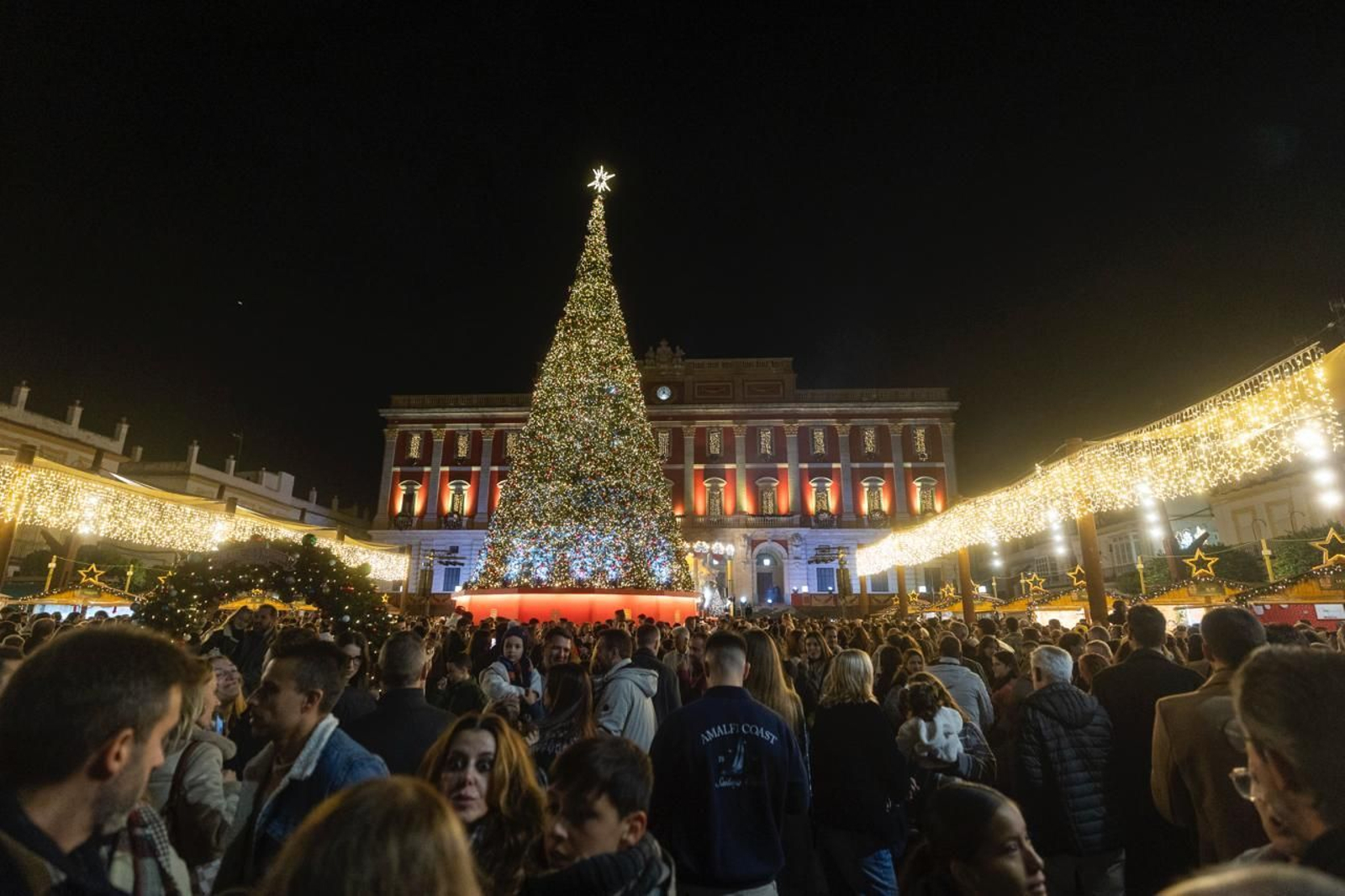 Ambiente que presentaba la plaza del Rey en el encendido del alumbraod de San Fernando