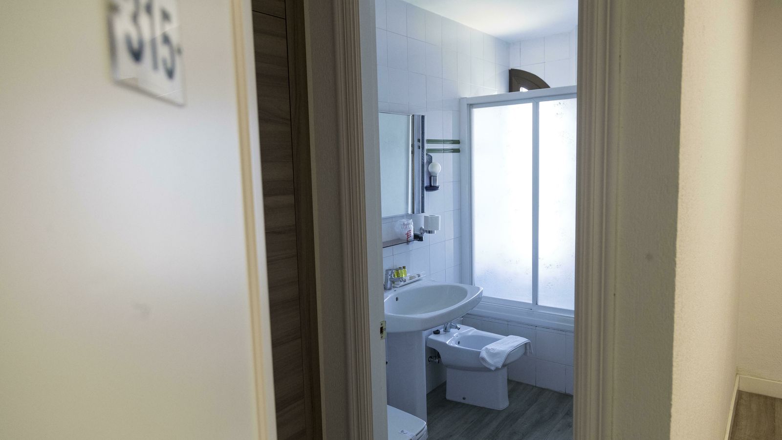 El baño integrado en la habitación.