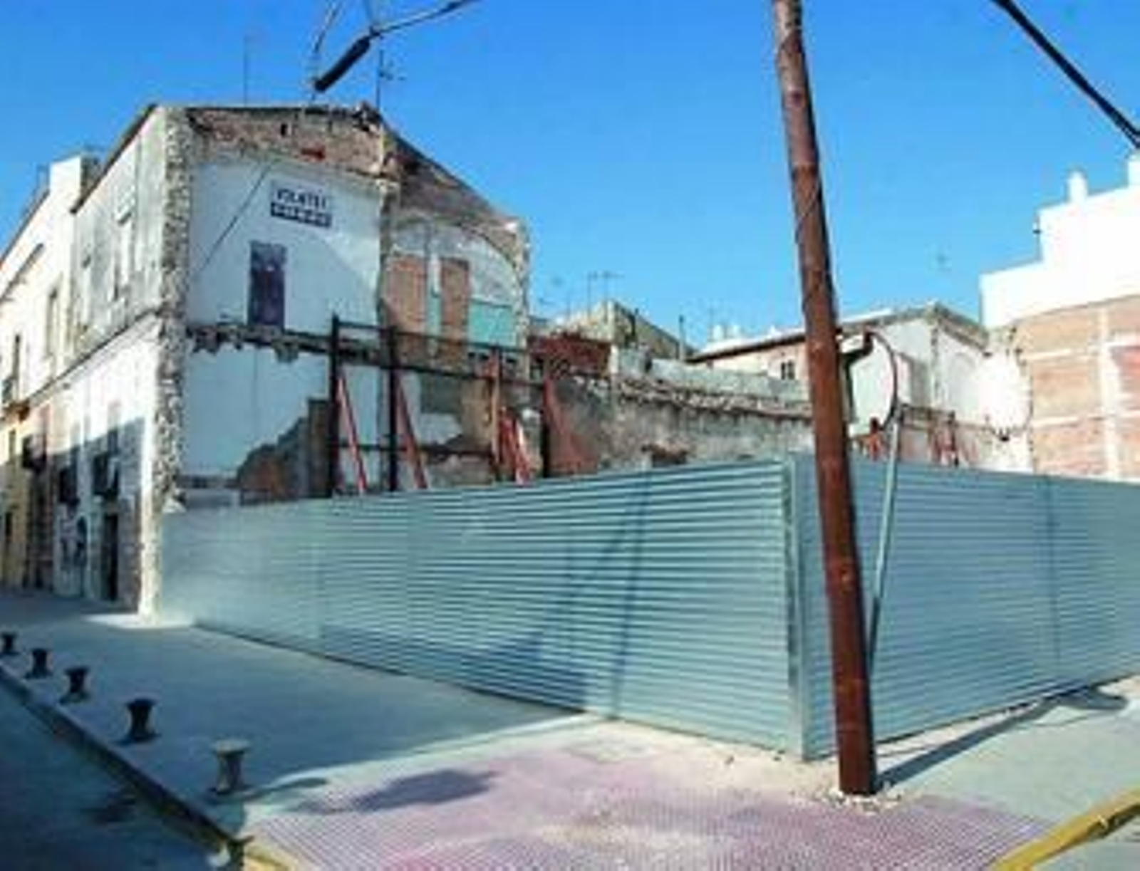 En primer término, el solar resultante del derribo de la parte trasera de la Casa de las Cadenas, ejecutado en 2004 por decreto municipal.