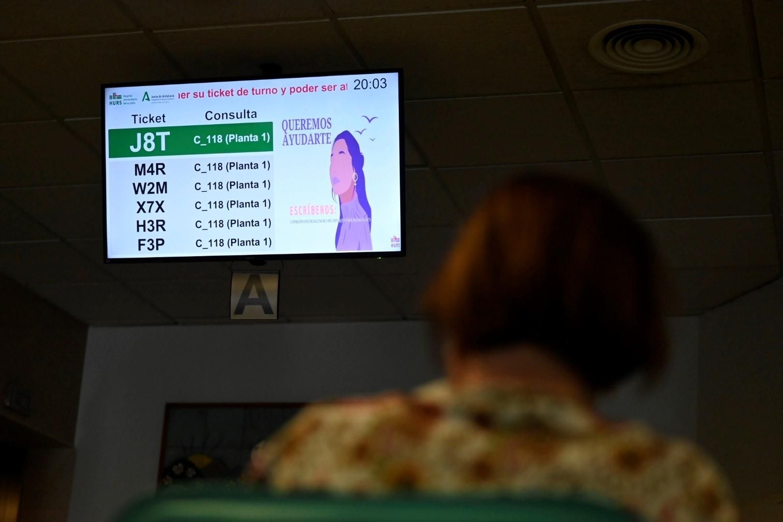 Una anciana en una sala de espera | Imagen de archivo