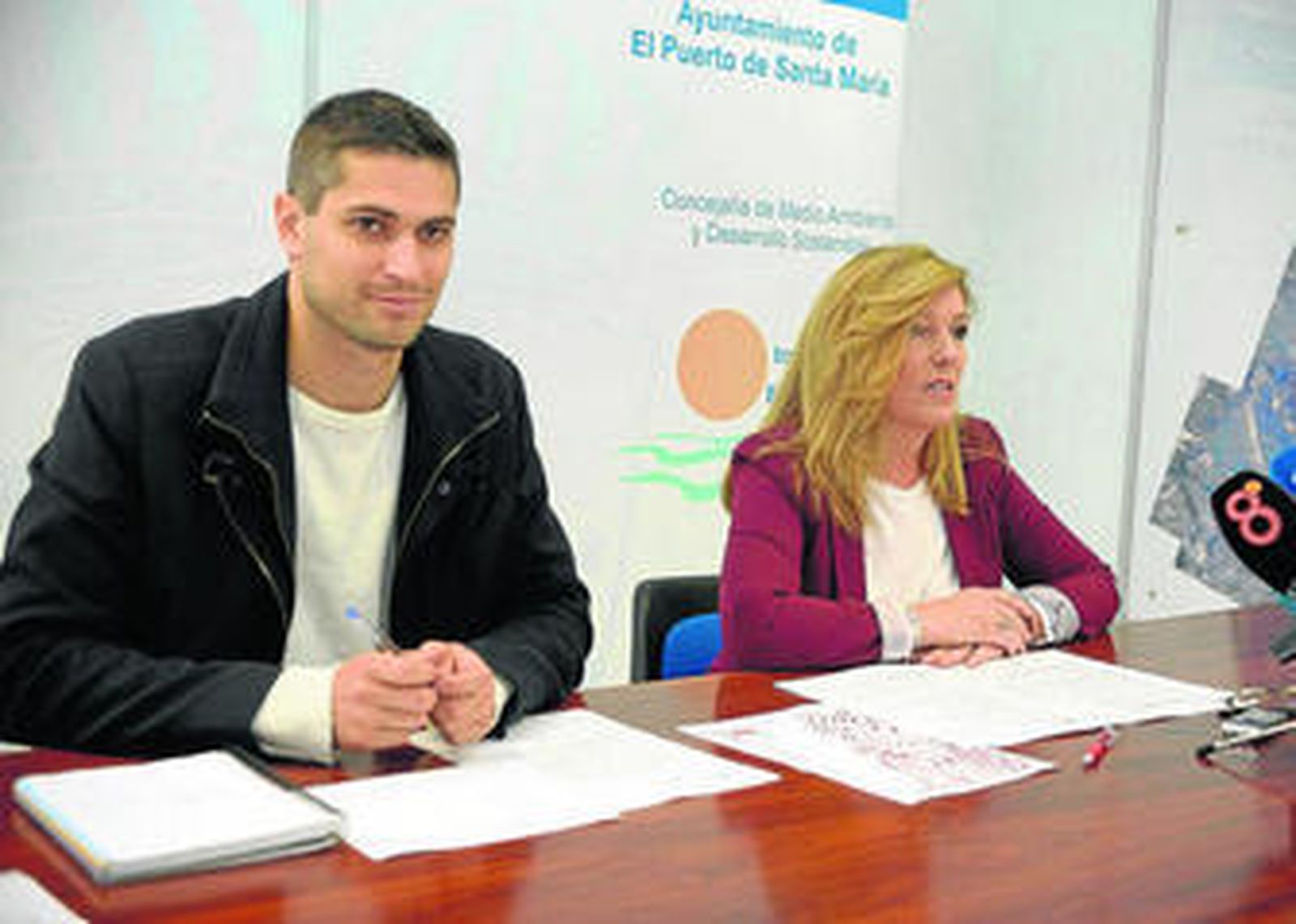 La concejala de Mantenimiento Urbano, Carmen Ojeda, junto al edil de Movilidad, Ángel M. González.