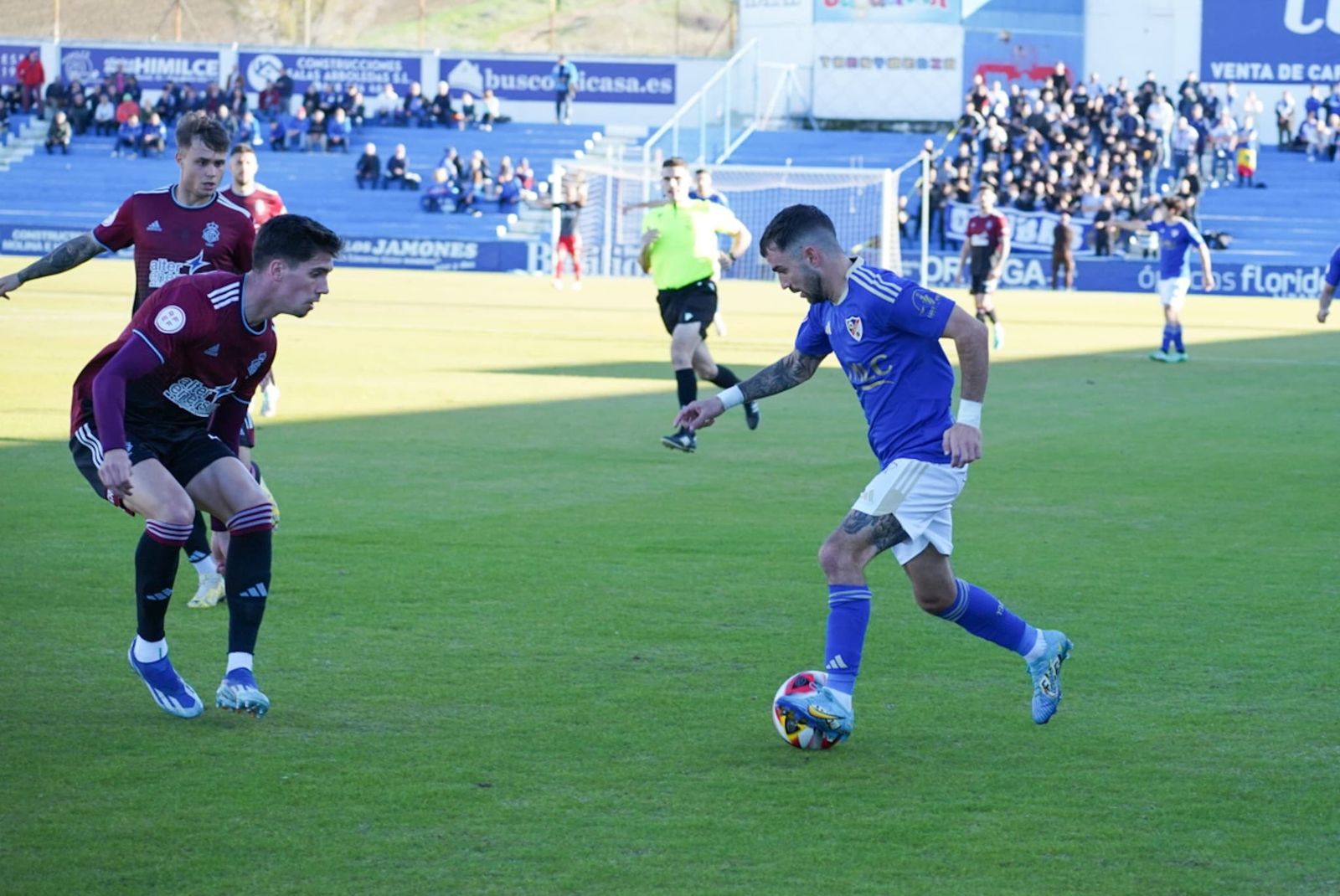 Alberto Trapero defiende a un jugador del Linares Deportivo.