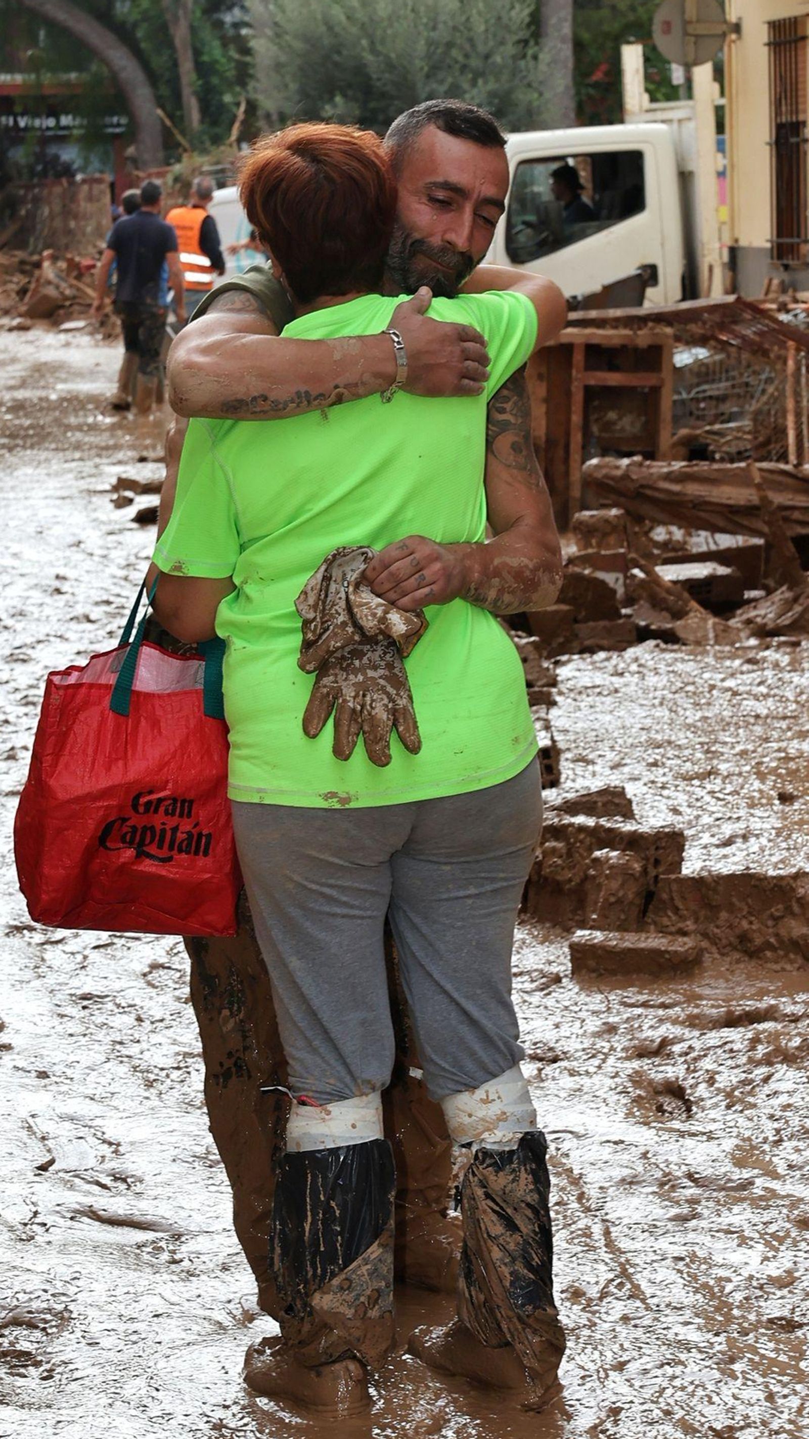 Una vecina abraza a un cabo legionario en agradecimiento por su trabajo