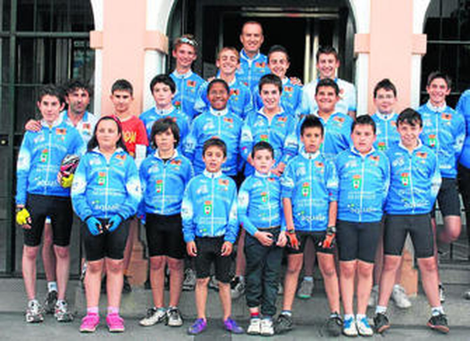 Los intengrantes de la Escuela Ciclista El Valle de Hinojos.