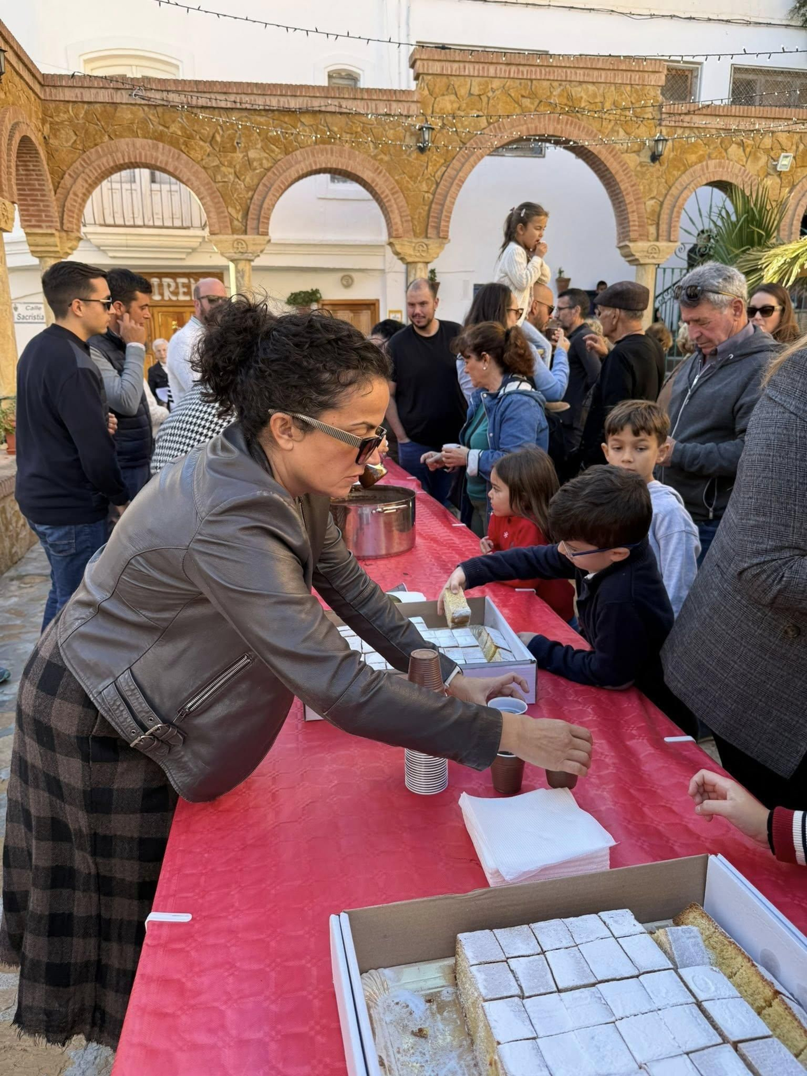 Así fue la inauguración del Belén Municipal de Mojácar entre villancicos y dulces navideños