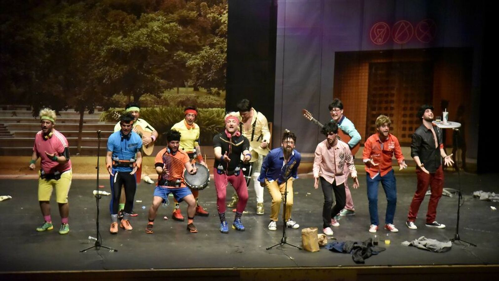 La chirigota 'A las Claras del Día'. vencedora en 2020 en La Línea