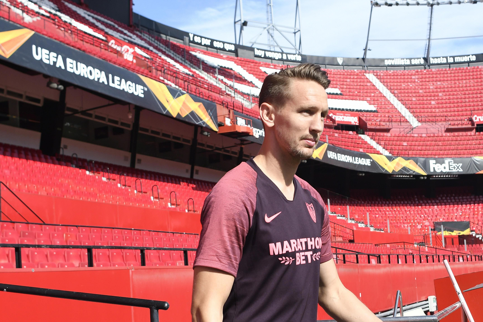 Luuk de Jong se encamina al terreno de juego del Sánchez-Pizjuán para entrenar.