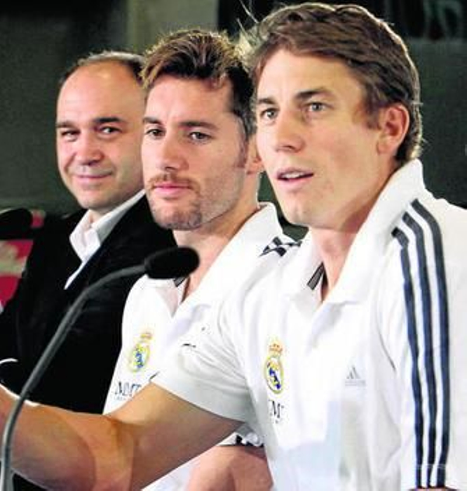 Pablo Laso, técnico madridista, junto a Rudy Fernández y Jaycee Carroll.