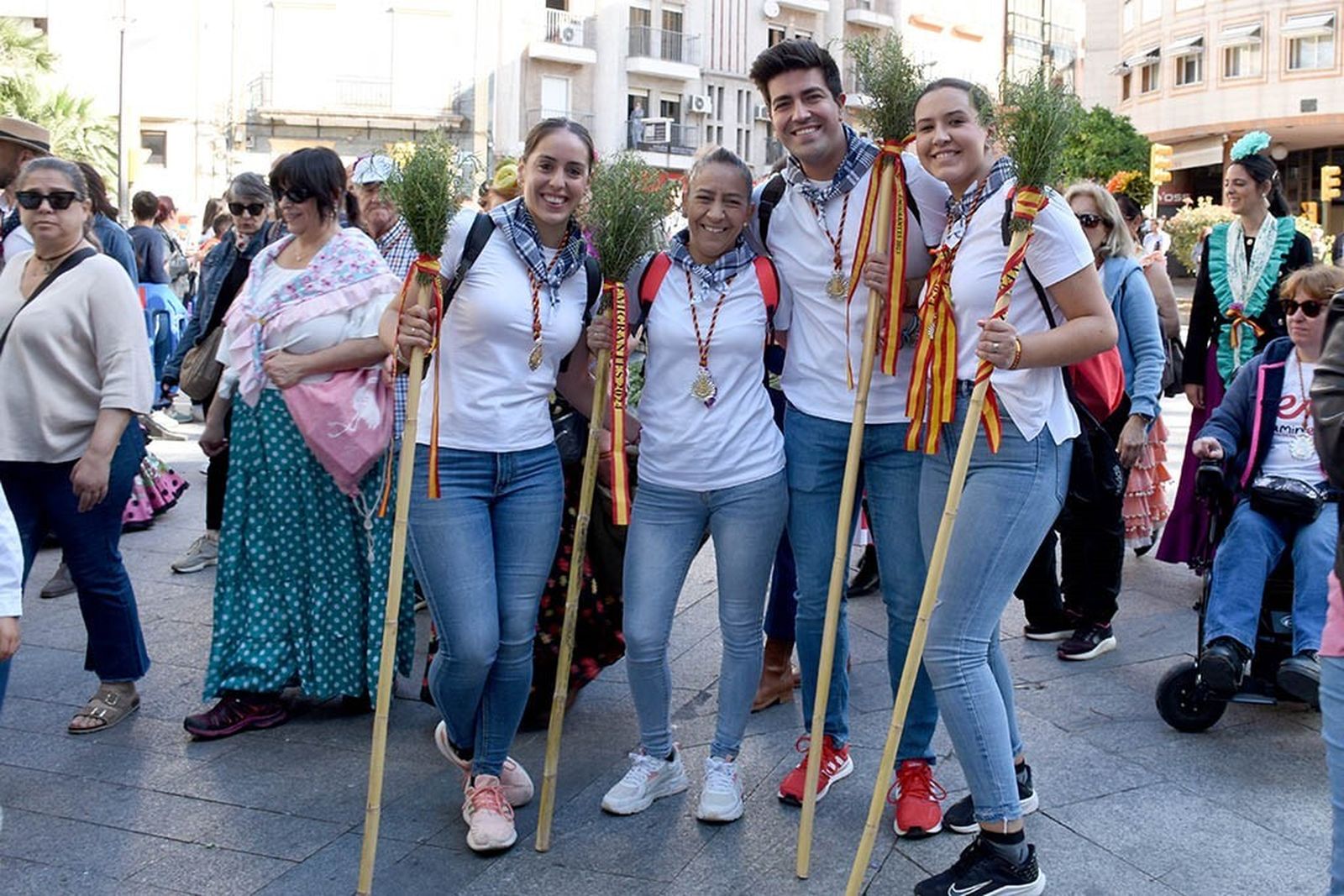 Imágenes de los peregrinos de la Hermandad de Emigrantes en su salida por las calles de Huelva