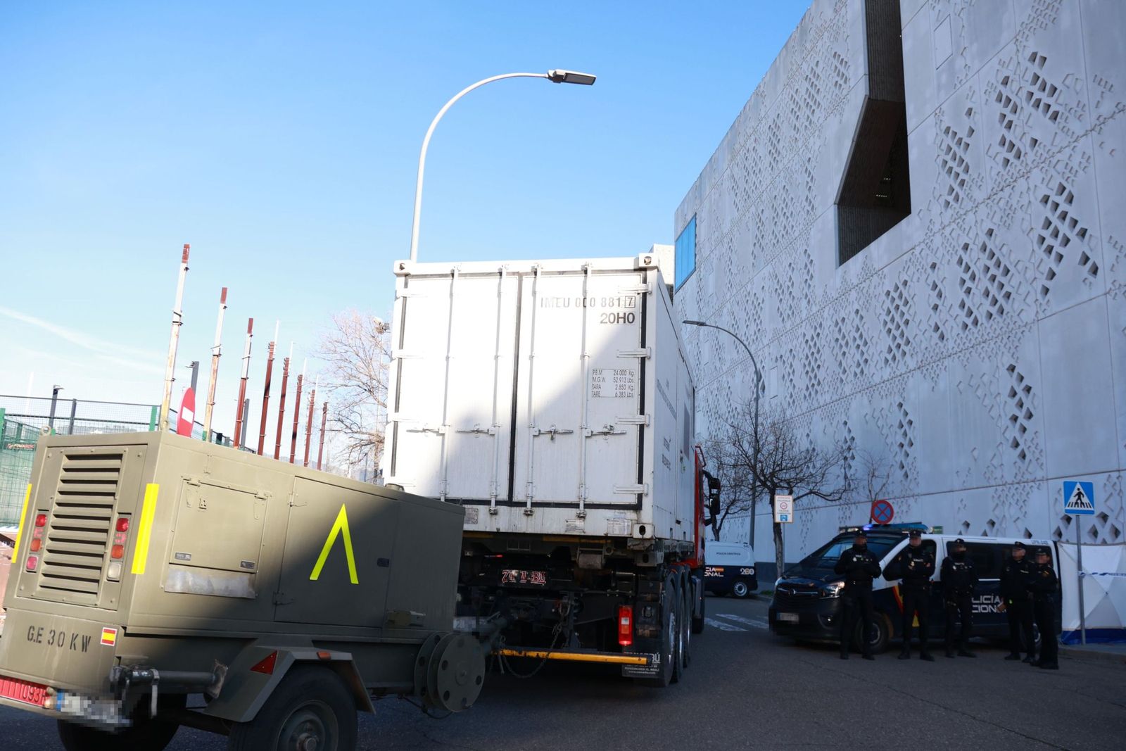 Un camión frigorífico de la UME llega al Instituto de Medicina Legal de Córdoba.