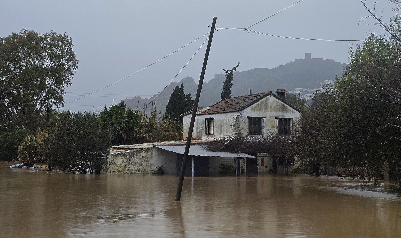 Fotos del temporal de lluvia y viento por la borrasca Kristin en Jimena de la Frontera, San Pablo de Buceite y San Martín del Tesorillo