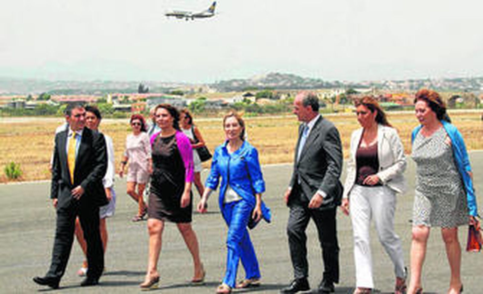 Elías Bendodo, Carmen Crespo, Ana Pastor, Francisco de la Torre, Susana Díaz y Celia Villalobos, durante su recorrido por la segunda pista del aeropuerto.