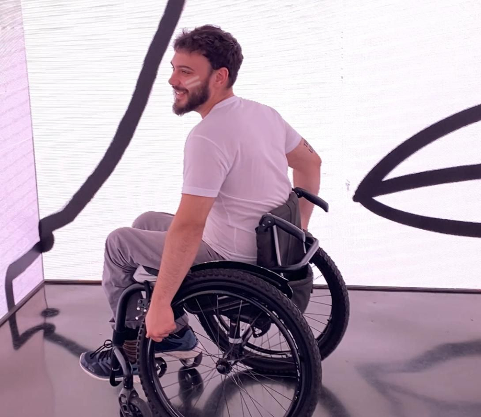 Luippi en su silla de ruedas.