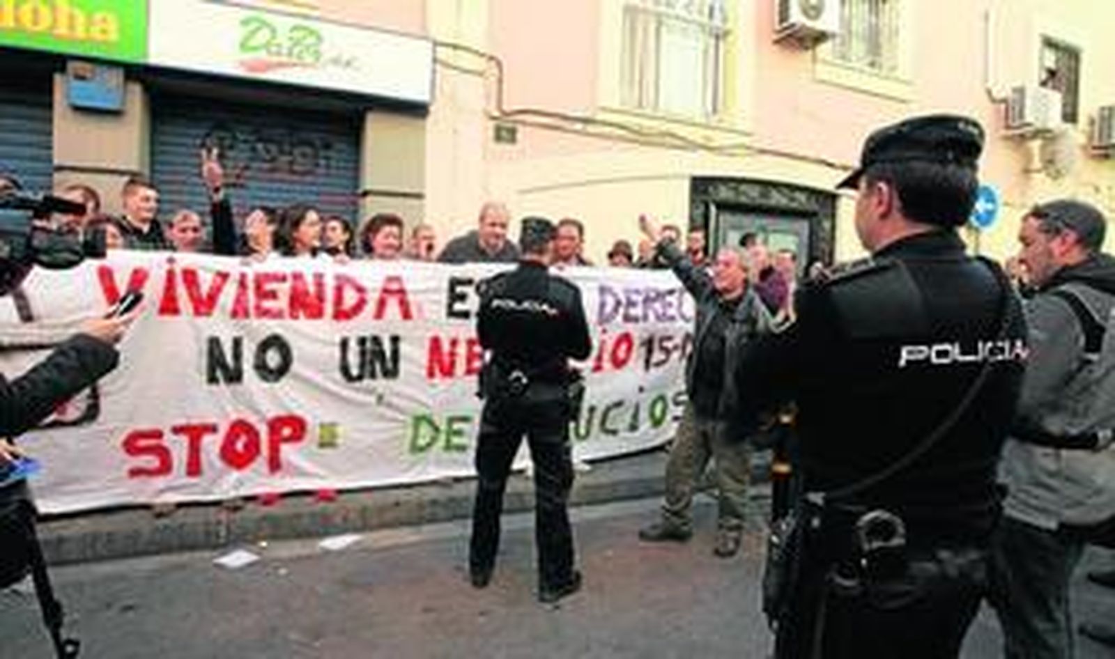 Protesta en Almería por el desalojo de una familia de su vivienda por impago de la hipoteca.