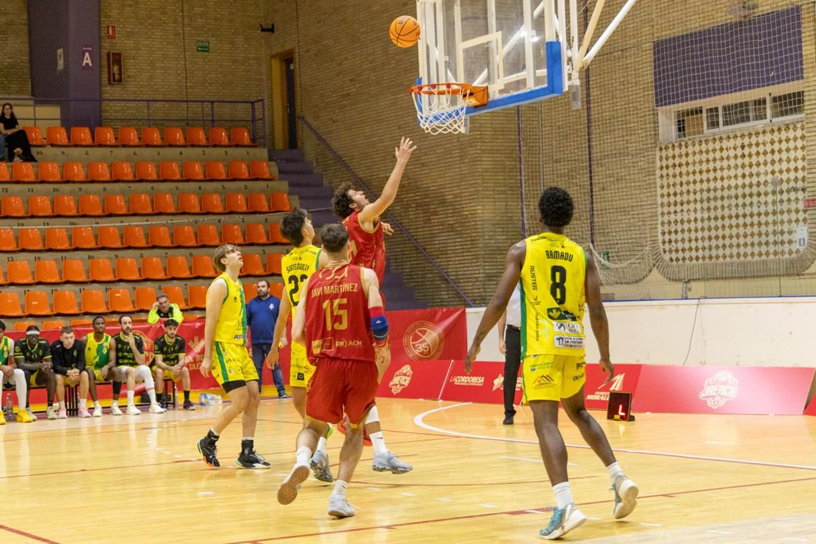 La Salobreja vibra con el derbi de la capital entre Jaén CB y Jaén FS, en imágenes