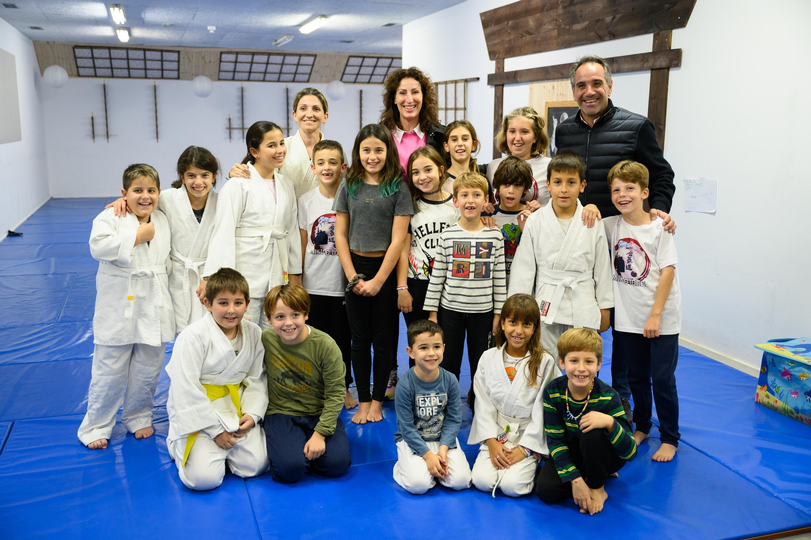 María Vázquez y Juanjo Segura con jóvenes usuarios de la instalación