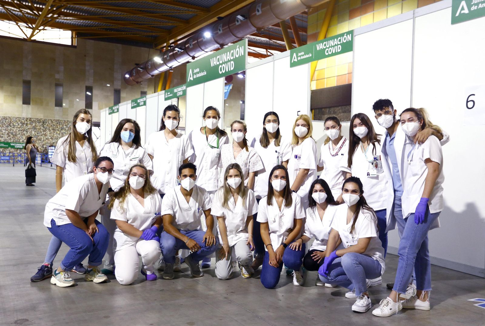 Estudiantes de Enfermería que participan en la vacunación masiva del Fycma.