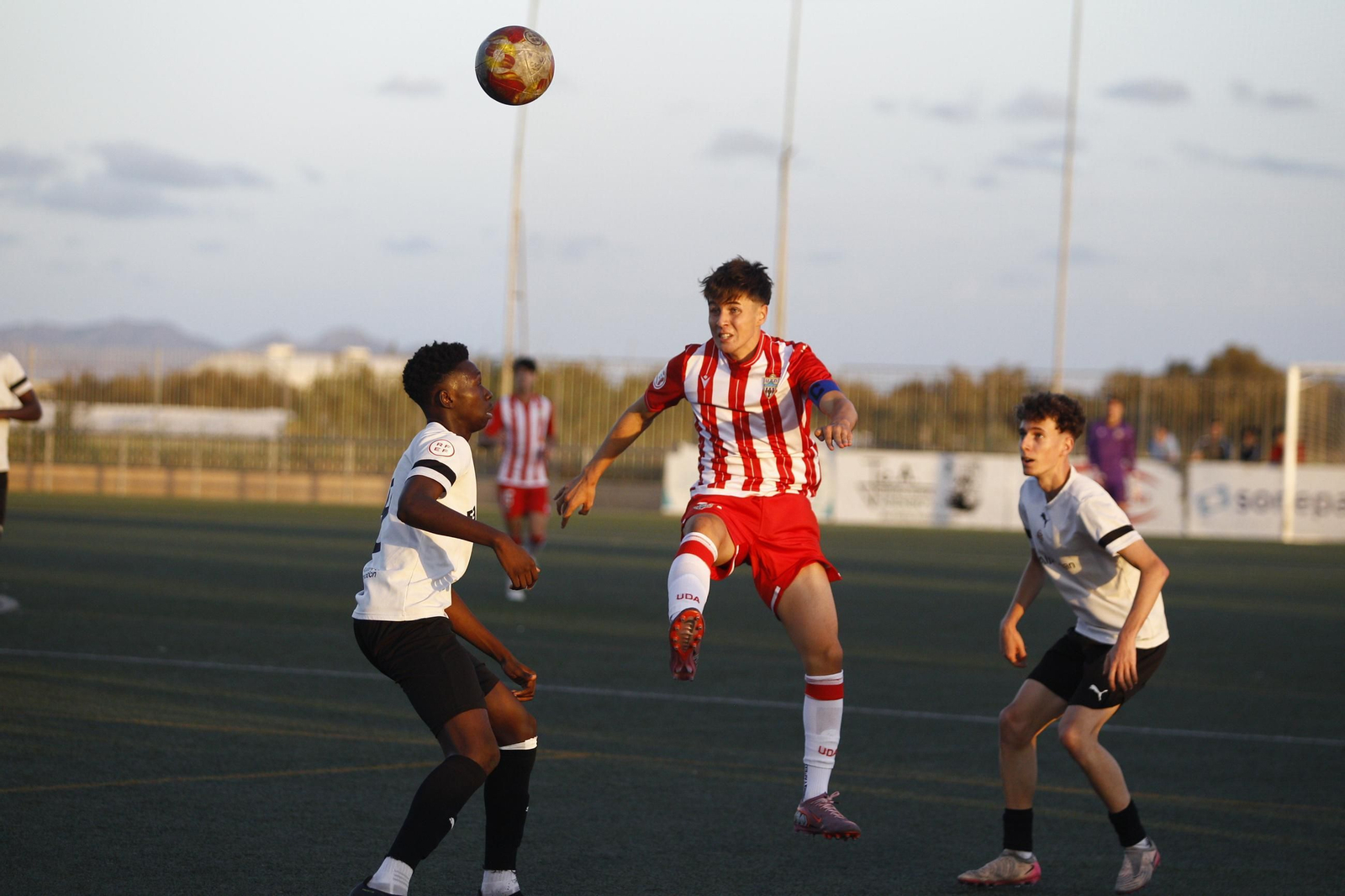 El rojiblanco Ramón Martos disputa un balón aéreo durante el derbi almeriense del pasado miércoles disputado en La Cañada.