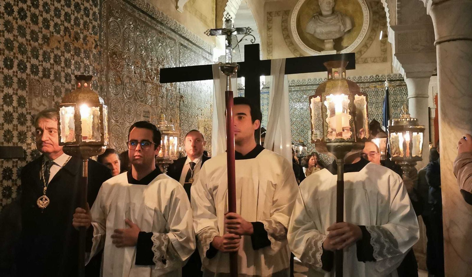 La Cruz de las Toallas participa en la celebración de este Vía Crucis