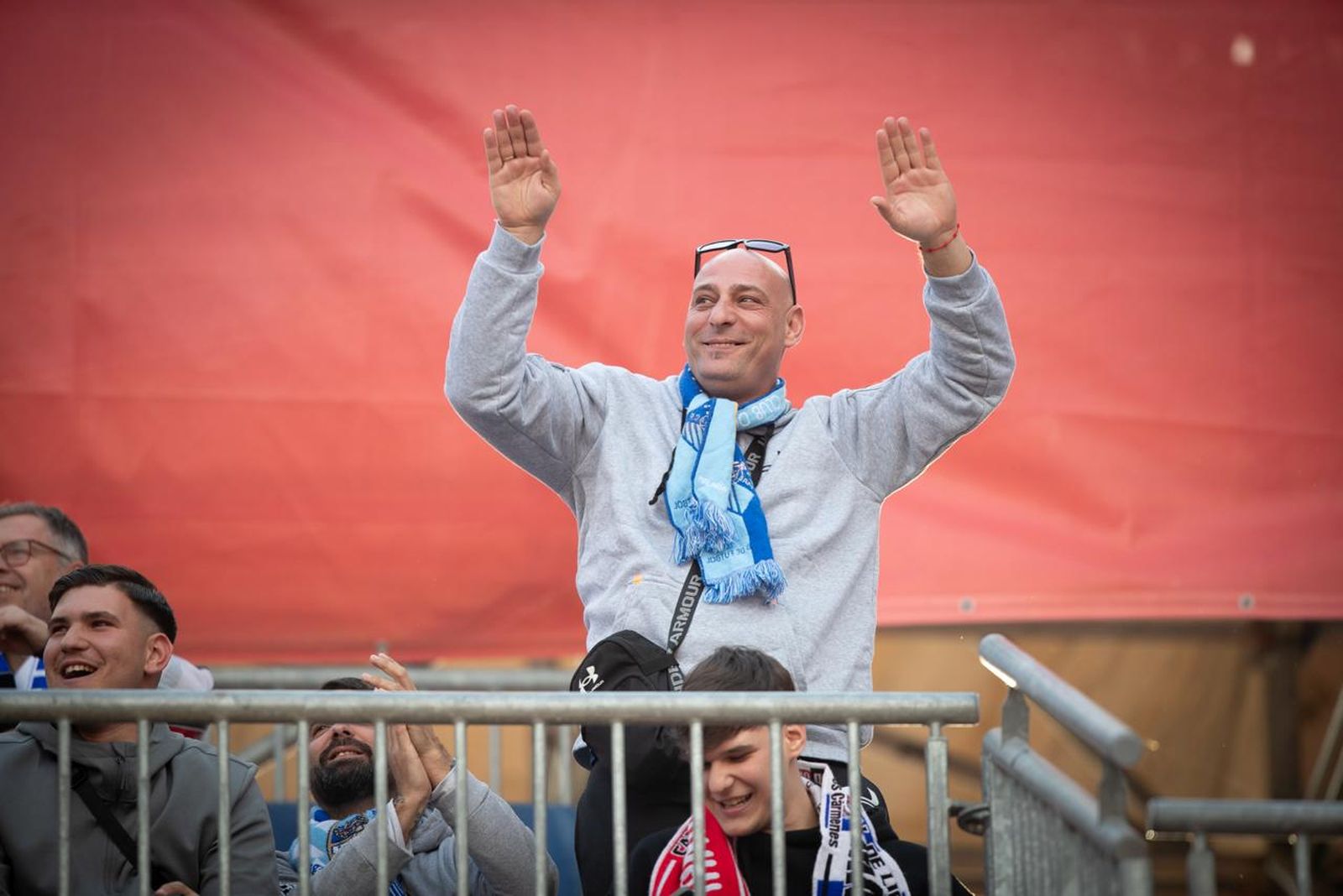 Encuéntrate en la grada del Estadio Nuevo Los Cármenes durante el Granada CF-Málaga CF