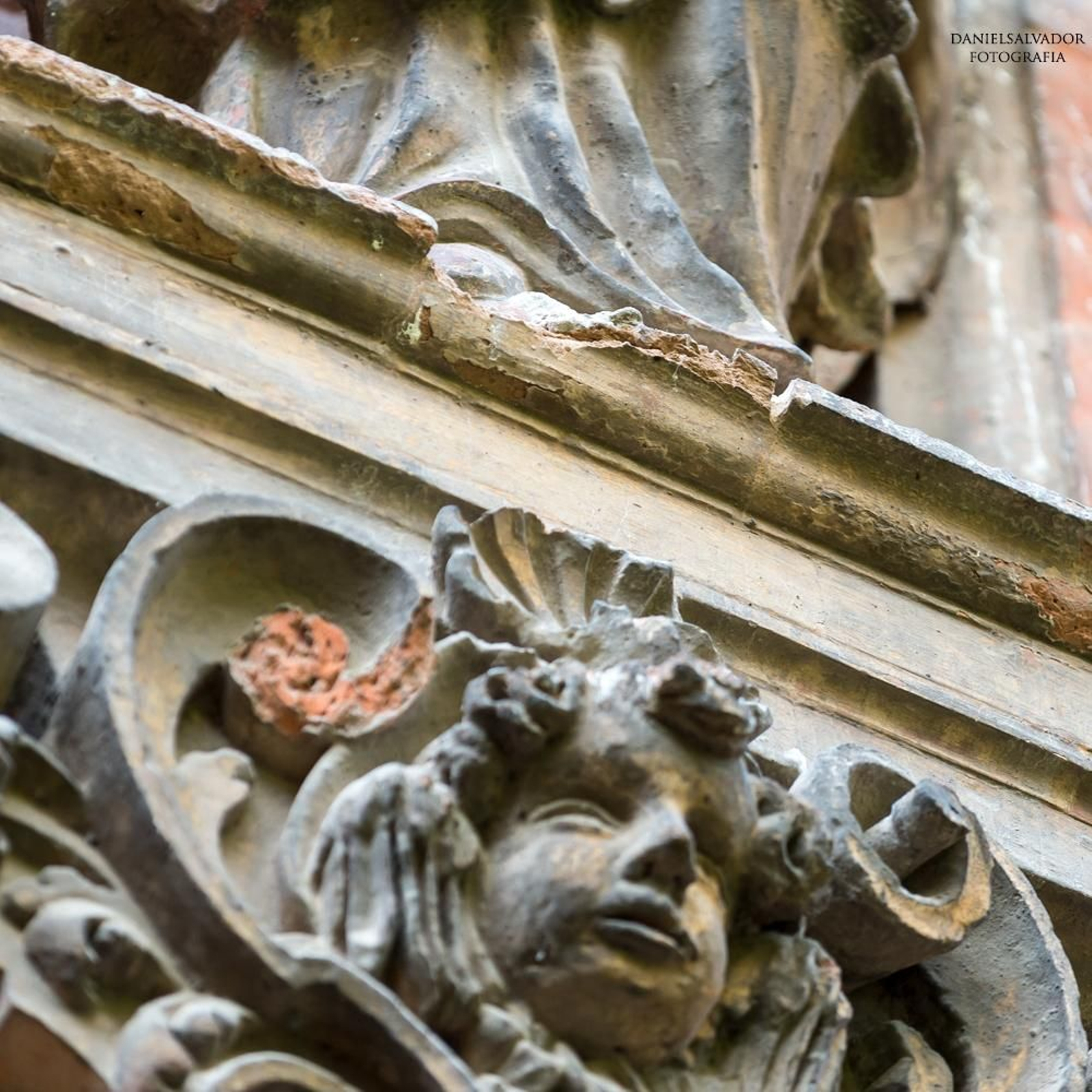 Imagen de la fachada en la que se observan los desperfectos.