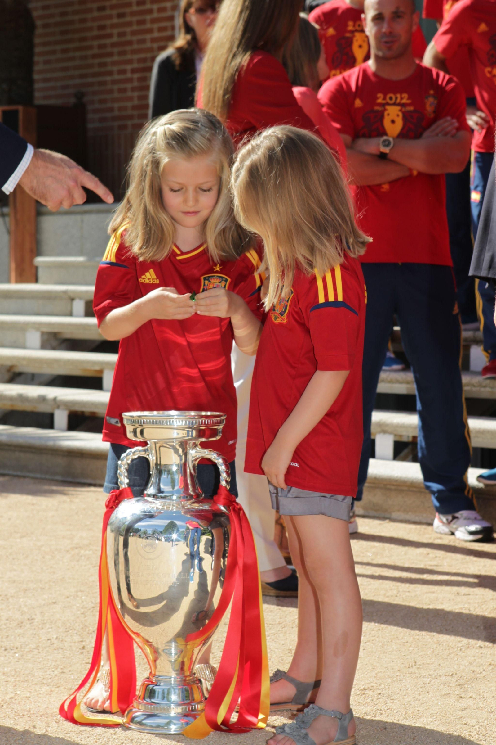 Doña Leonor y la infanta Sofía con la Eurocopa de 2012 en la Zarzuela