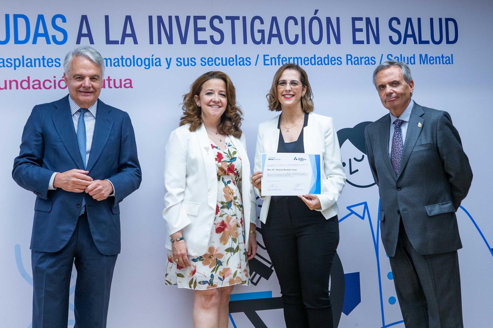 Houria Boulaiz recibiendo la beca para la investigación Houria Boulaiz recibiendo la beca para la investigación